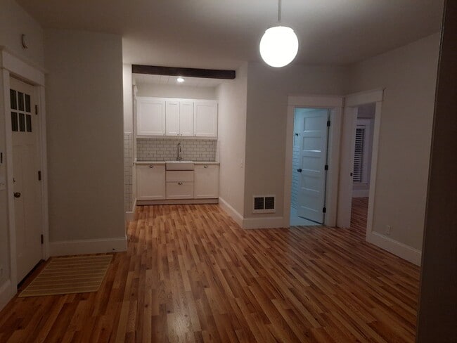 Building Photo - 602 E McLoughlin Blvd Unit 1 Rental