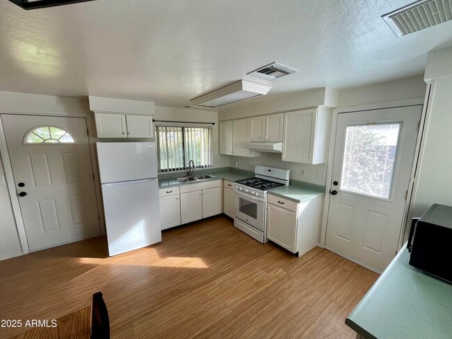 Photo - 5650 N 10th St