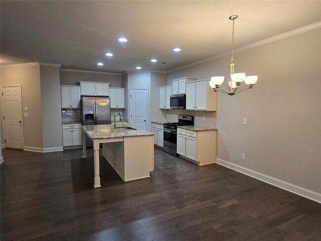 Photo - 305 Holdings Dr