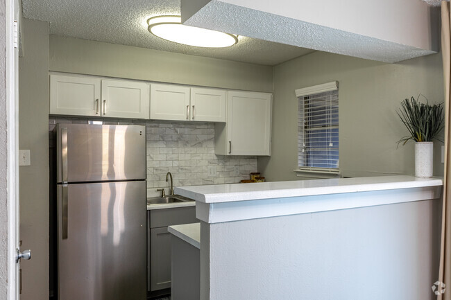 2BR, 2BA - 1,016SF