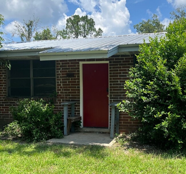 Building Photo - REMODELED 1 Bedroom, 1 Bathroom Brick Apartment (ask about our move in special!) Unit 811 McGee Street NE Live Oak 32064