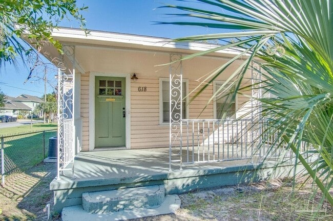 Building Photo - 618 N B St