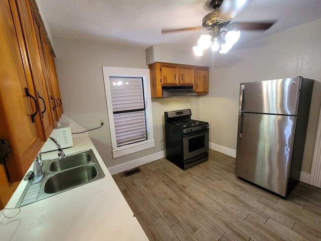 Photo - 820 Broadway Avenue J Unit REAR