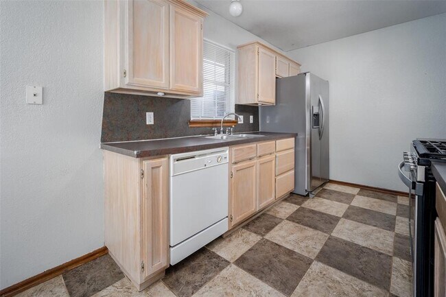 Photo - 424 Crest Pl