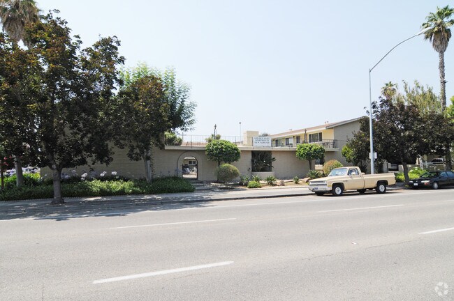 Golden Oaks Apartment