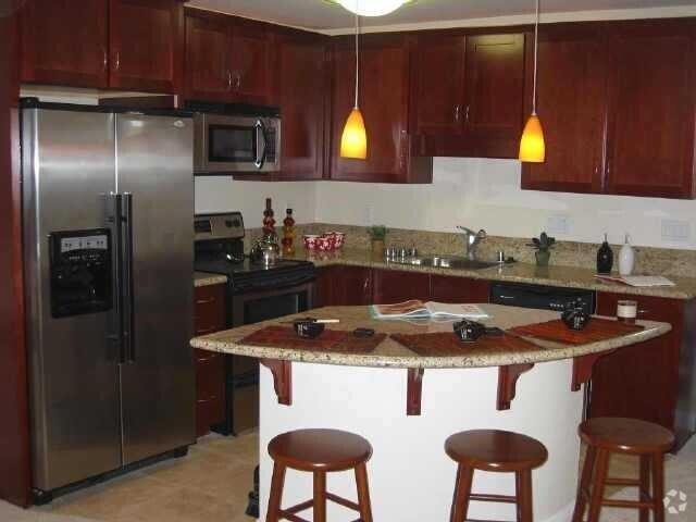 Building Photo - Beautiful upscale top floor 1 bedroom & 1 ... Rental