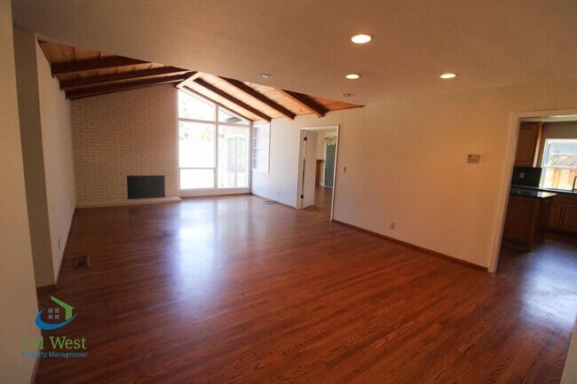 Photo - $4895 - Large beautiful 3/2 Home located i...