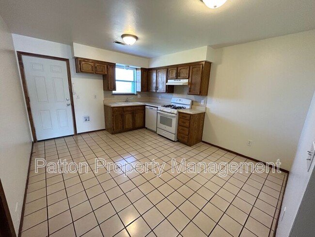 Building Photo - 901 N Maryland St Unit Apt A