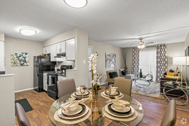 2BR, 2BA - 914 SF - Dining