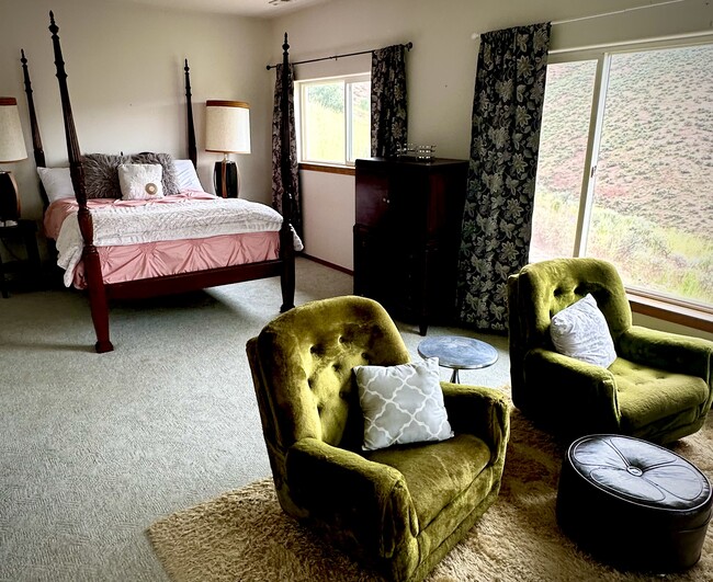 Photo - 3933 Burch Mountain Rd Unit Spacious living