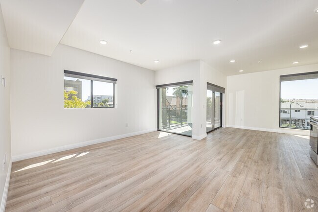 2BR, 2BA - 900SF - Living Room