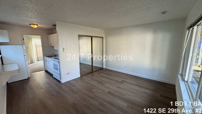Building Photo - Newly Remodeled 1 BA I 1 BA Unit 1422  2