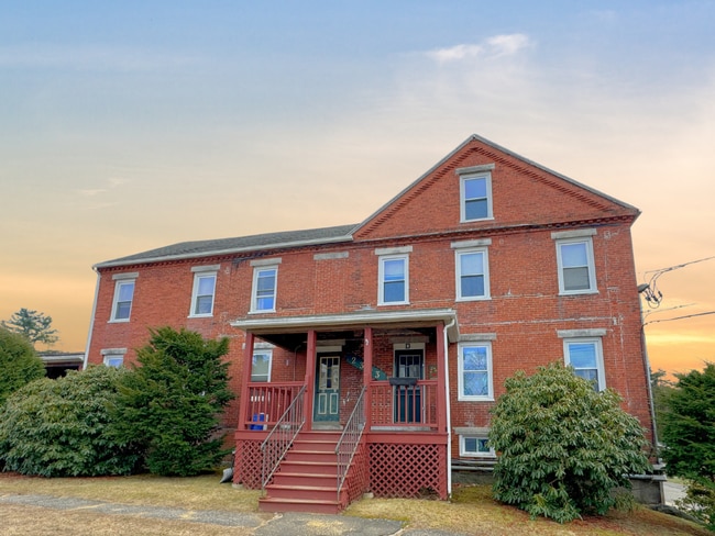 Building Photo - Beautiful one bedroom! Unit L