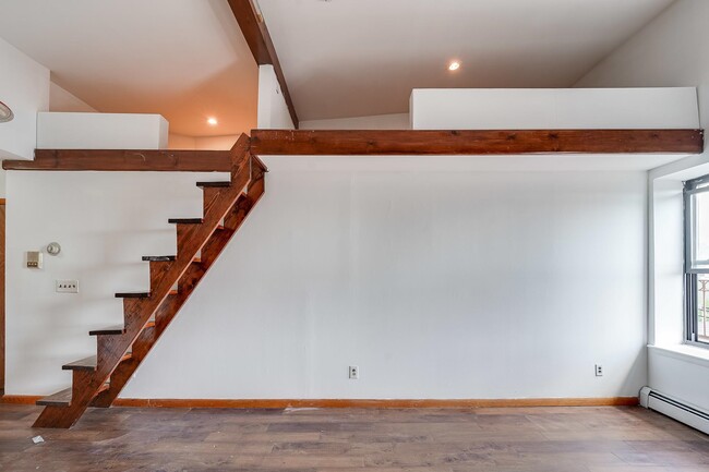 Photo - 1093 Summit Ave