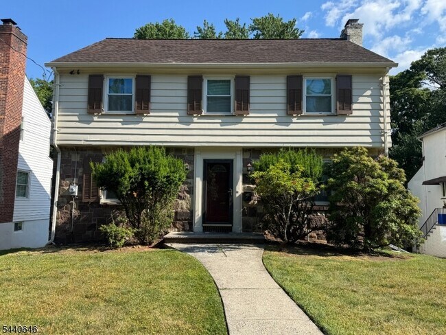 Building Photo - 44 Greenwood Dr