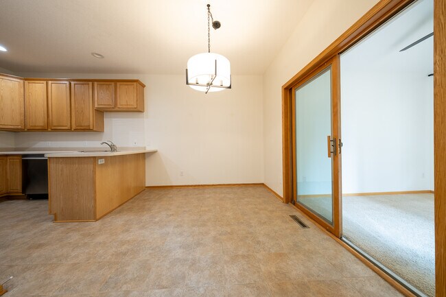 Photo - 6882 Folkestone Rd