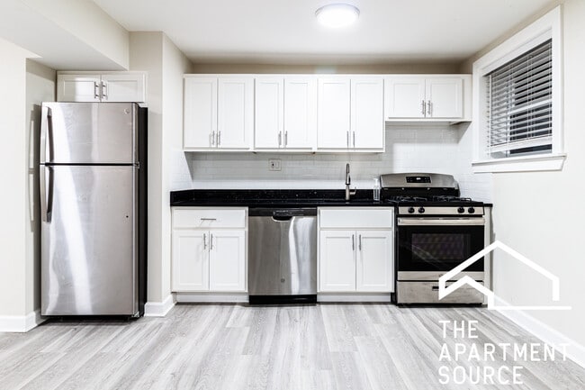 Building Photo - 732 W Roscoe St