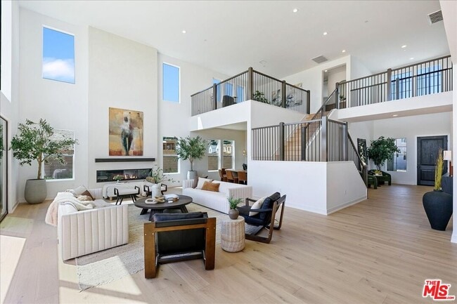 22810 Seaqua Cir