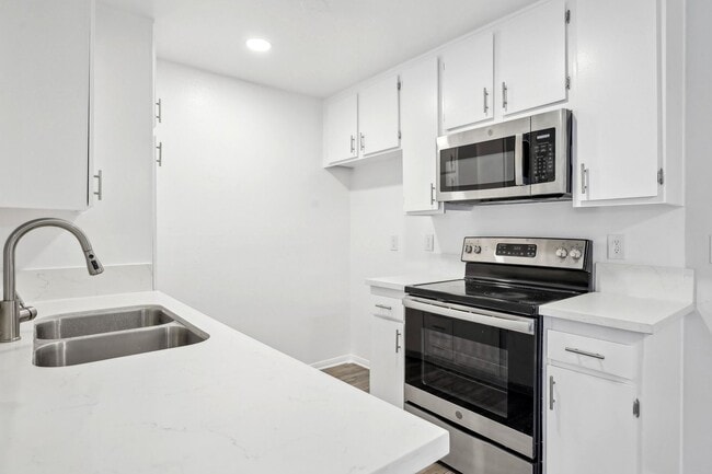 Photo - 4444 Ensign Avenue