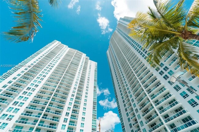 Building Photo - 950 Brickell Bay Dr Unit 3010
