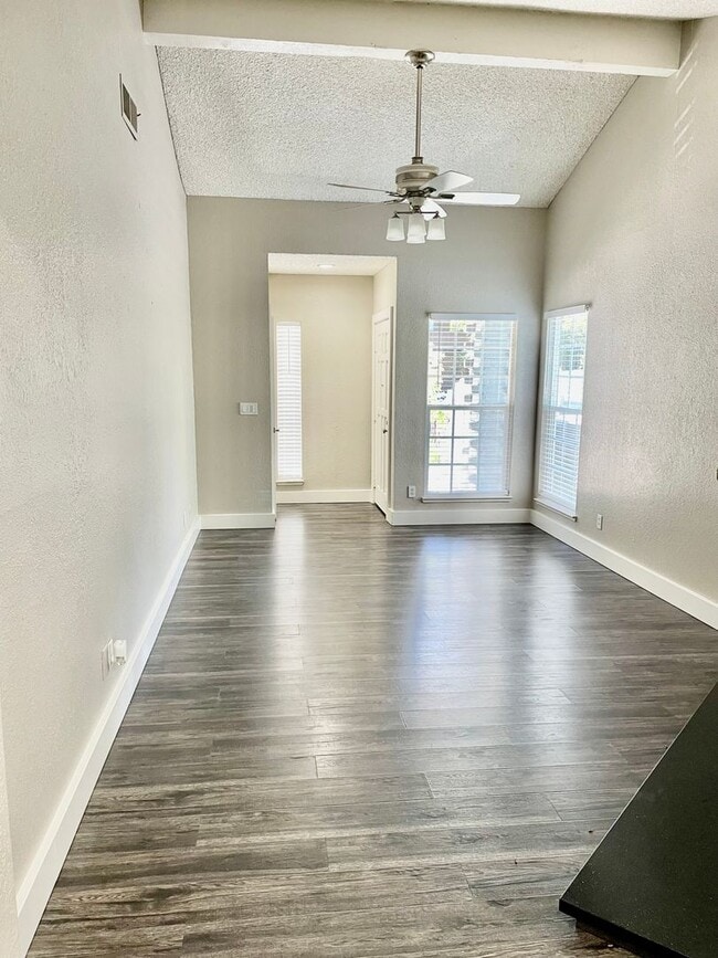 Photo - LARKSPUR 2431-2433 Unidad 2431