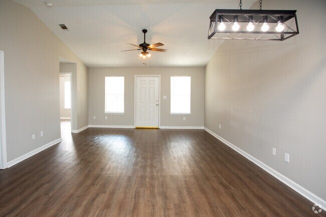 Renovated 2BR,1BA-1,176SF