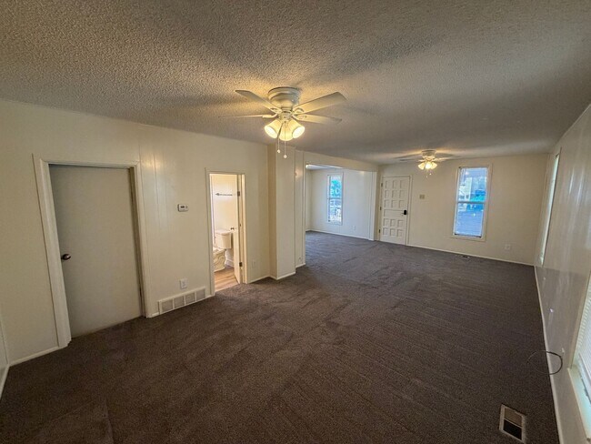319 W American Ave Unidad Front