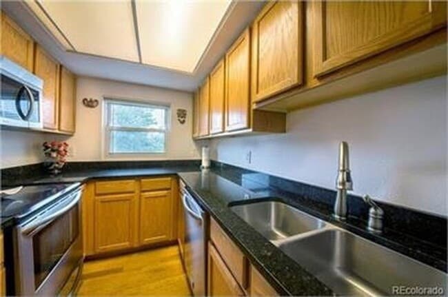 Photo - Spacious 3 Bed, 2 Full Bath Townhome near the Highline Canel!