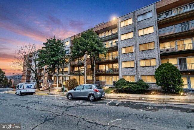 Building Photo - 5801 Quantrell Ave Unit 502