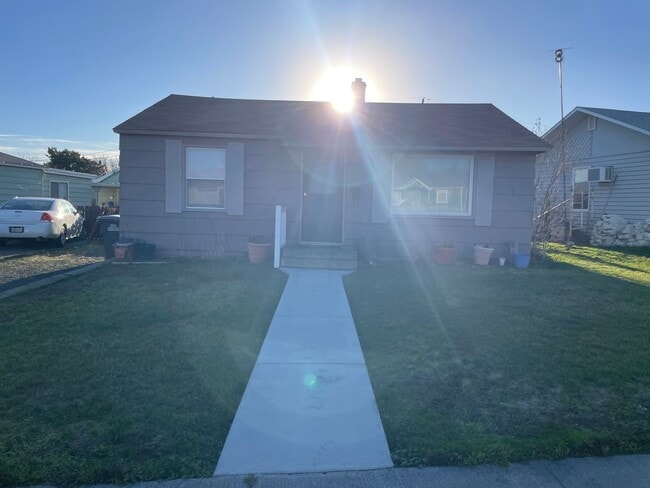 Building Photo - Cute Home In The Center Of Town!!!