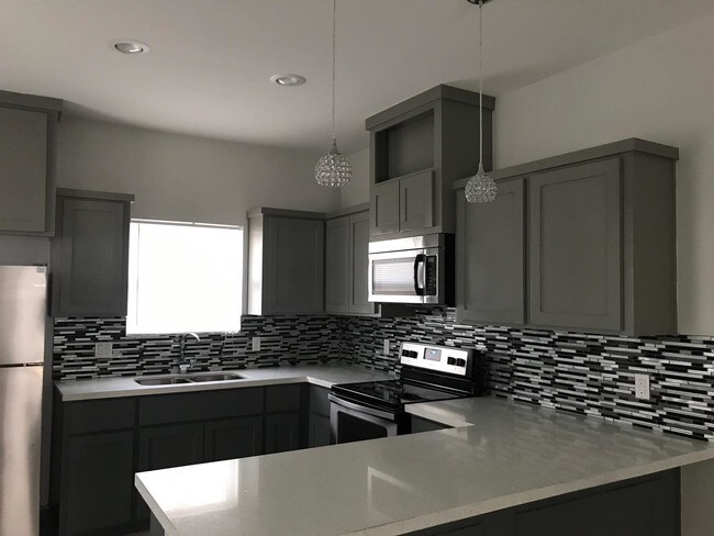 Photo - 904 E la Cantera Ave