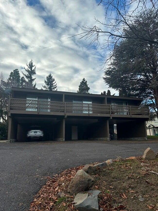 Building Photo - 2 Bedroom, 1 1/2 bath Townhome