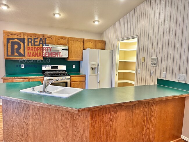 Photo - 3 Bed 2.5 Bath Twin Home - Double Car Garage - Small dogs negotiable