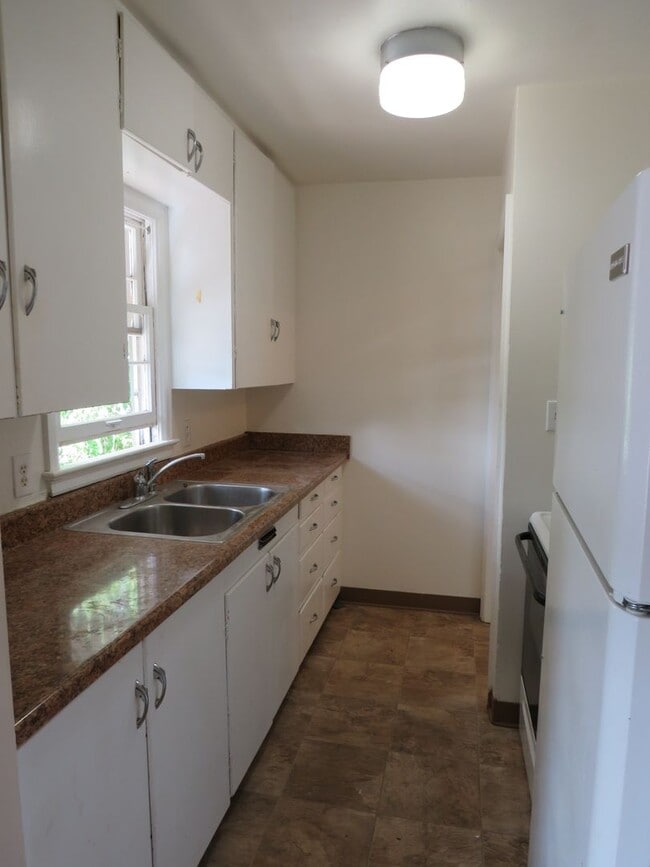 Photo - 3 Bedroom / 1.5 Bathroom Home in Convenien...