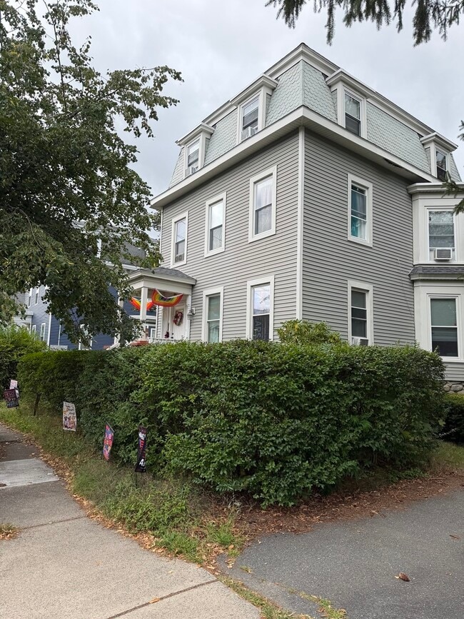 Building Photo - 109 S Pleasant St Unit 1