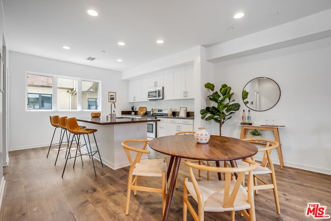 Photo - 2930 Rowena Ave