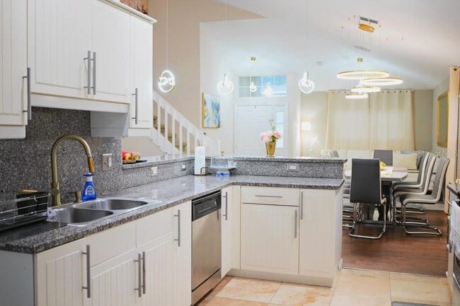 2592 Chatham Cir