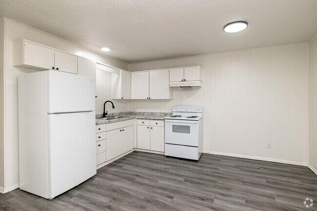 2BR, 1BA - 820SF - Kitchen