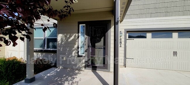 Photo - 682 Diamond Lake St