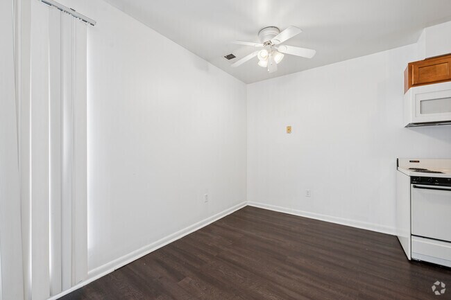 2BR, 1BA - 695SF - Dining Area