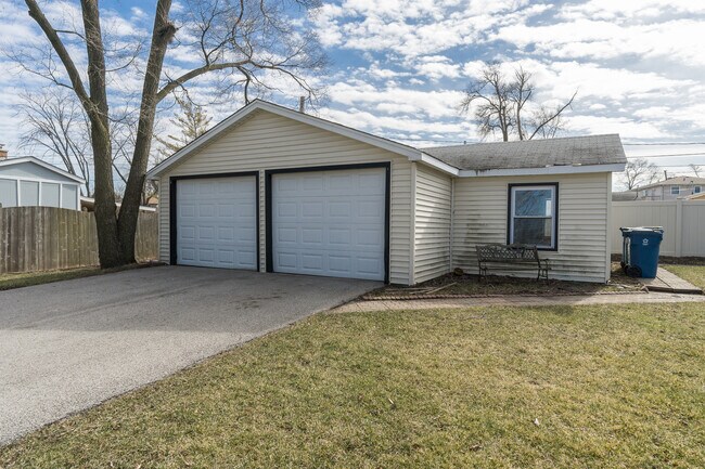 Photo - 447 W Byron Ave