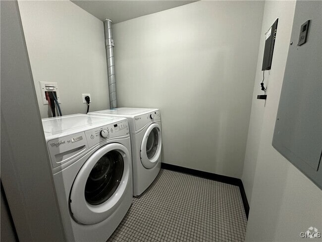 Building Photo - 520 Seneca St Rental