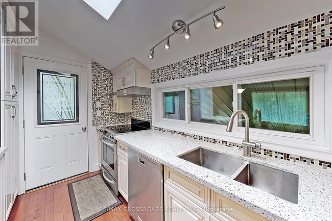 Photo - 16 Sandalwood Pl