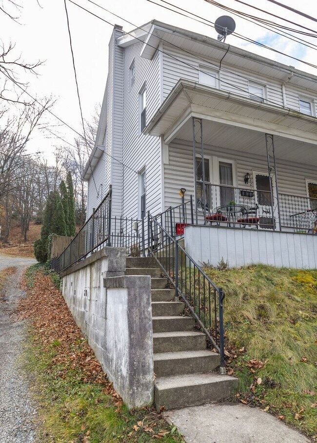 Photo - 221 Center St