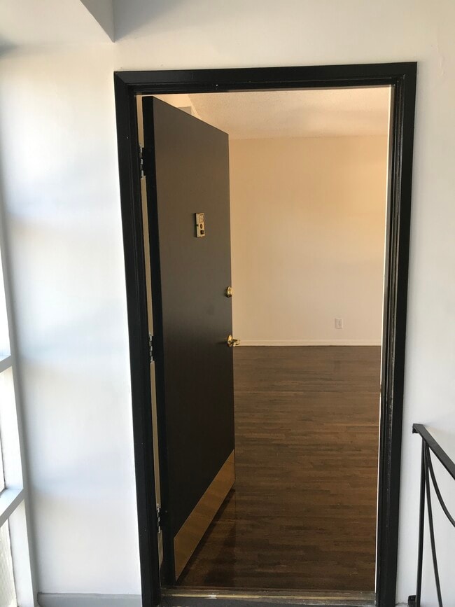 Photo - 13744 Burbank Blvd Unidad B