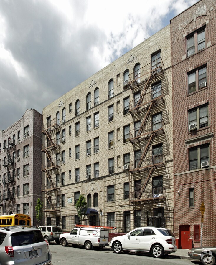 Photo - 2327 N Andrews Ave Apartments