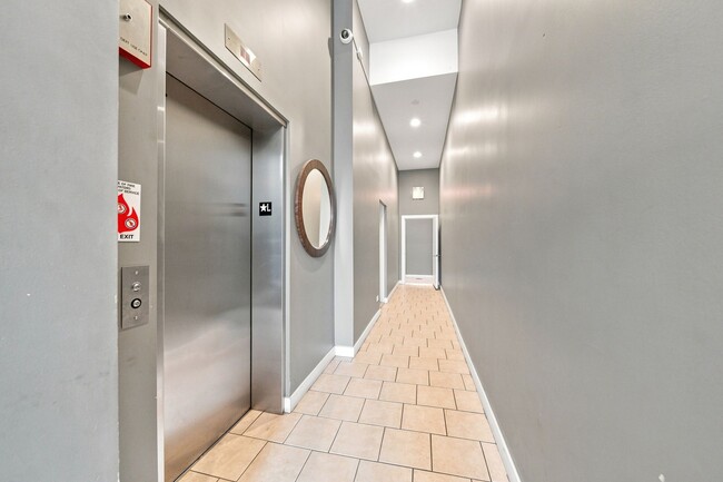 Boutique Elevator Building - 815 N Ashland Ave Unit 3N