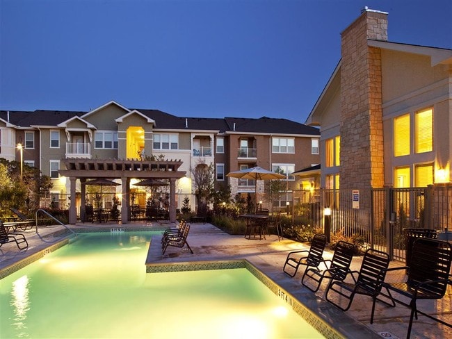Encino Pointe