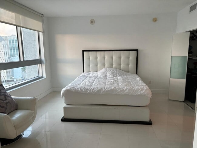 Photo - 90 SW 3rd St Unidad 2111