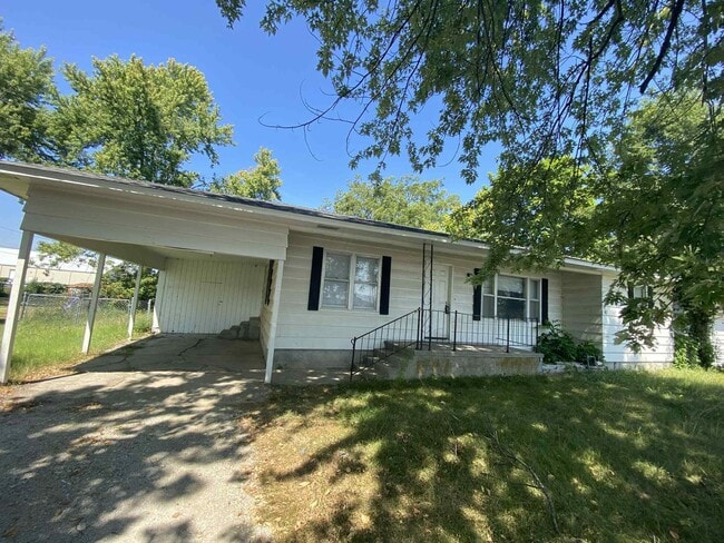 Building Photo - For Rent in Carthage, MO – Cozy 3 Bedroom/... Rental